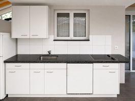 Küche mit Granitabdeckung und V-ZUG Glaskeramik zu verkaufen