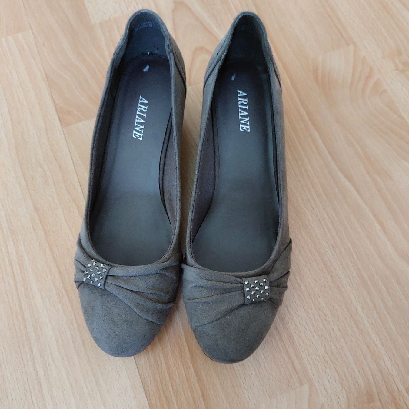 Scarpe da donna: Graue Keilabsatz Schuhe, Gr. 40 – Nuovo (secondo la descrizione) da Frauenfeld venduto da Rolsy