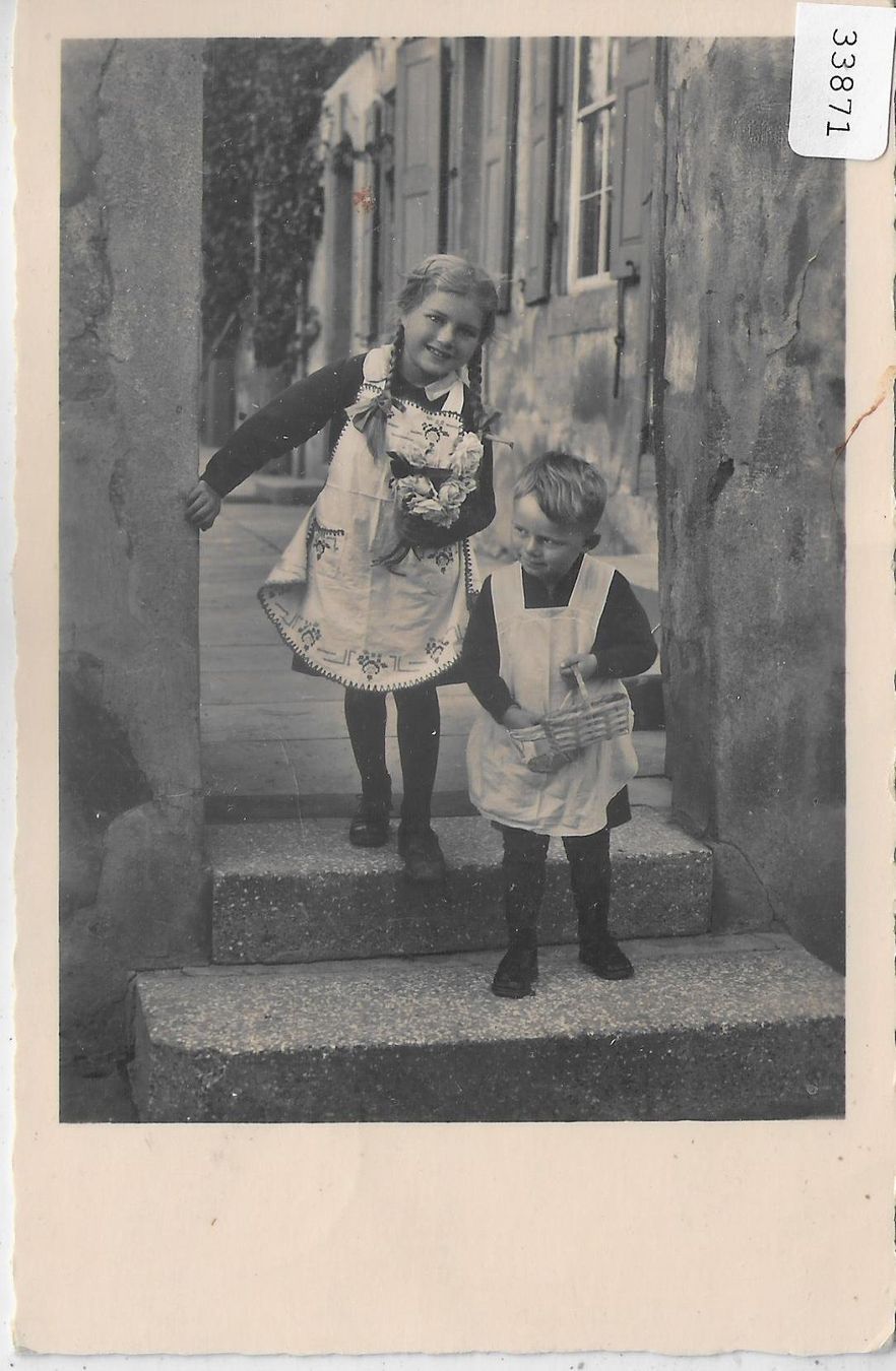 Cartoline postali: Mädchen und Knabe am Tor – Usato da Ettingen venduto da Kartenplanet