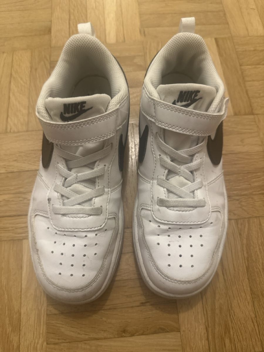 Nike Scarpe per ragazzi: Nike Turnschuhe Kinder Grösse 24 gebraucht – Usato da Jona venduto da juhel
