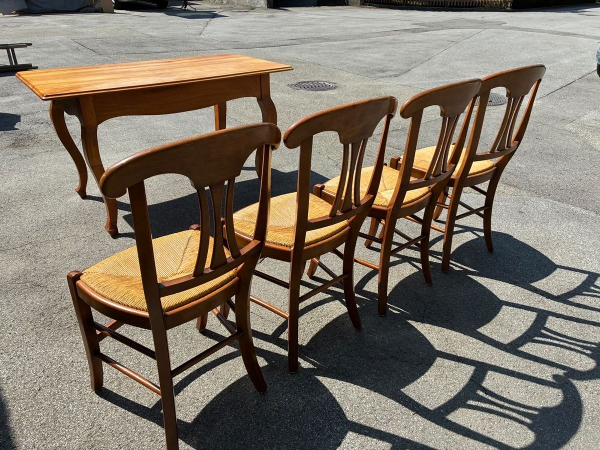 Set de table et chaises: Kirschbaumtisch mit 4 Stühlen – D'occasion à St. Gallen par gisa 1