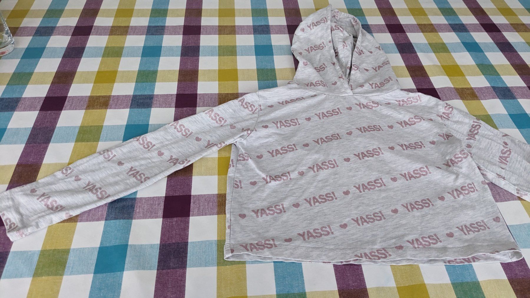 Pullover & Sweatshirts: Dünner Hoodie - 134 – Gebraucht aus Staufen von Fleby84 1