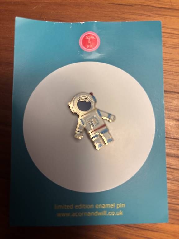 Plaketten & Abzeichen: Weltall Buch und Astronauten Pin – Neu und originalverpackt aus Zürich von gucks 6