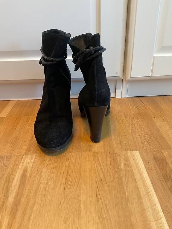 Scarpe da donna: Schwarze Stifelette Wildleder – Usato da Zürich venduto da leonard014