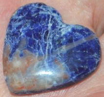 Cabochon L-5827 – Sodalith Herz 25x24mm 22,35 Karat