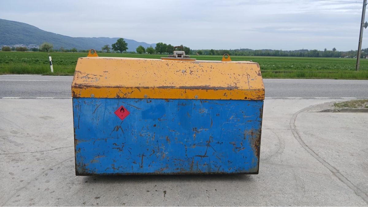 Accessori per altri veicoli: Dieseltank 2000 Liter – Usato da Niederbipp venduto da baggerch 3