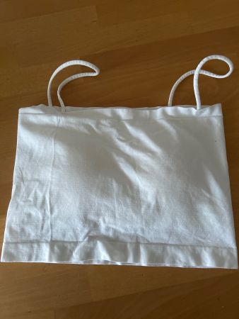 Top weiss mit Trägern mit interferierem BH