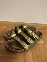 Birkenstocks grün schillernd