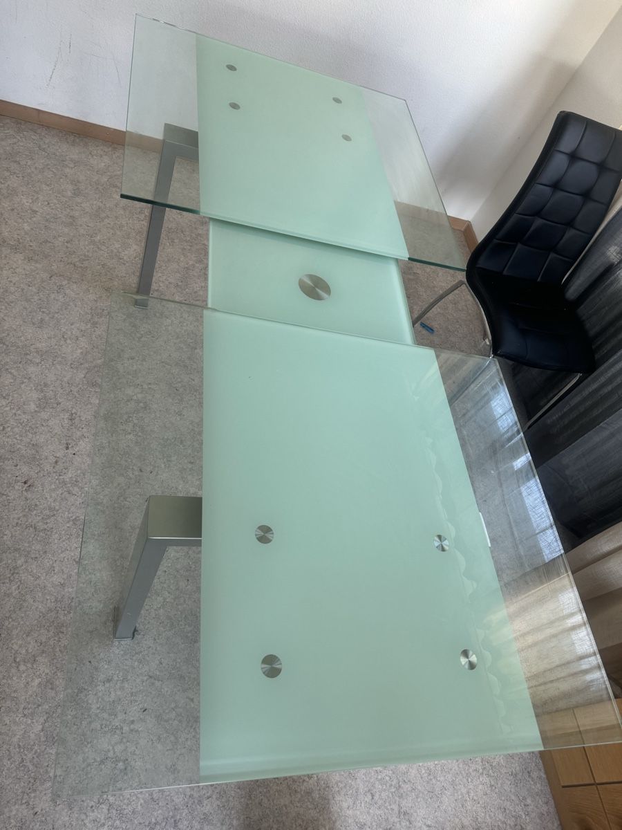 Tavoli: Extendable Glass Dining Table with Metal Legs, Modern – Usato da Zuchwil venduto da DhudraS 2