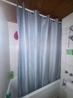 Duschvorhang schimmert silbern hellblau Textil fast neu
