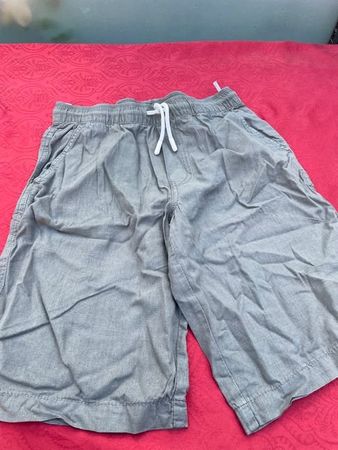 Junge Shorts olivgrün 158 NEU