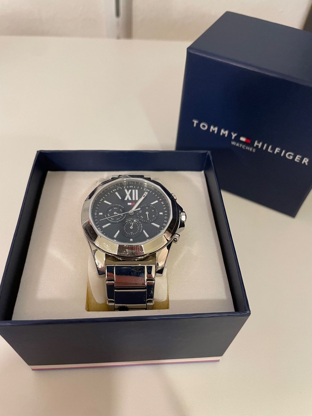Tommy Hilfiger Orologi: TOMMY HILFIGER HERREN UHR – Nuovo e nell'imballaggio originale da Zürich venduto da LIQUIDATOR.CP