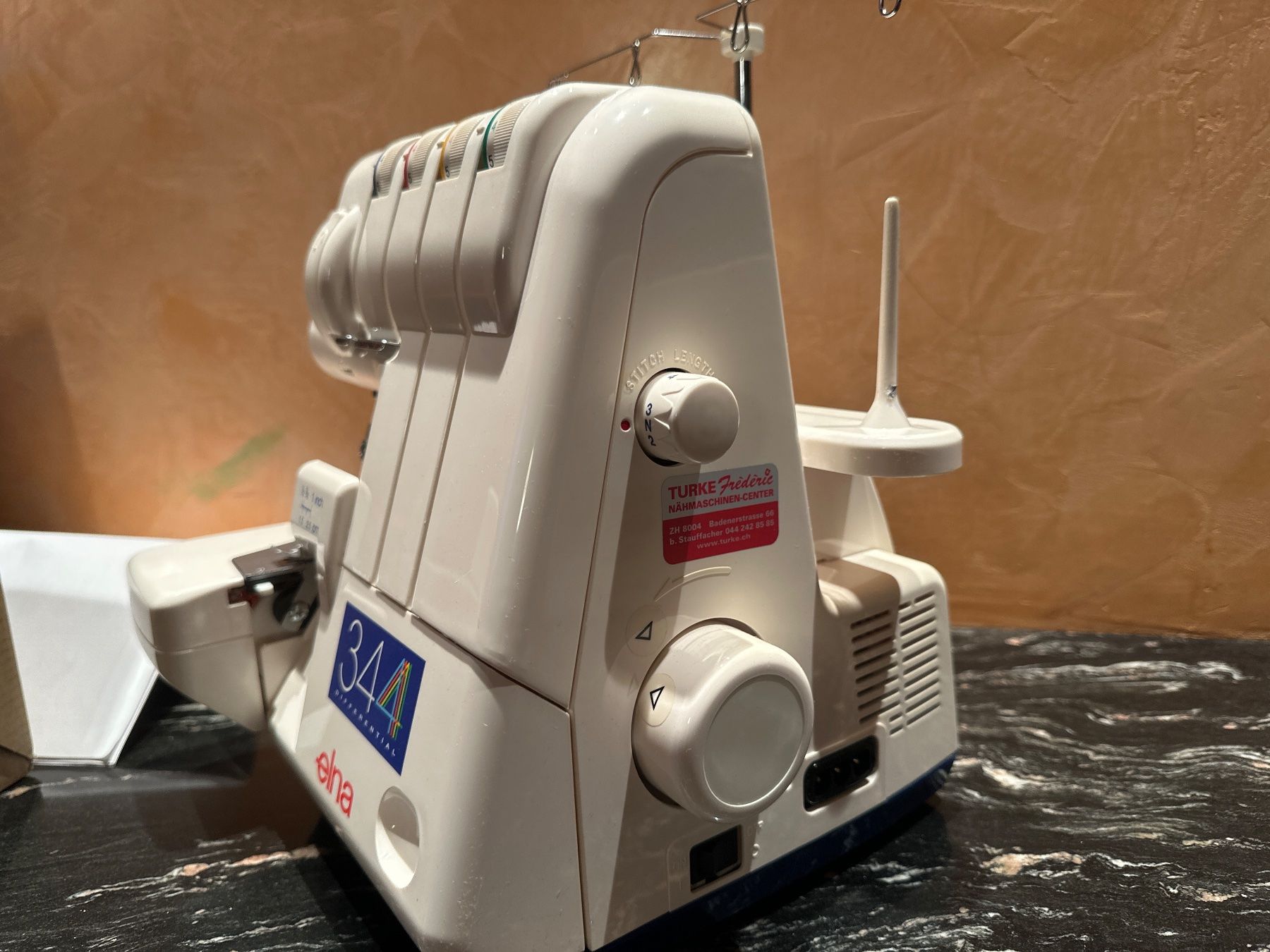 Elna Macchine da cucire: Elna 344 Overlock Maschine – Usato da Grüningen venduto da lovinho 1
