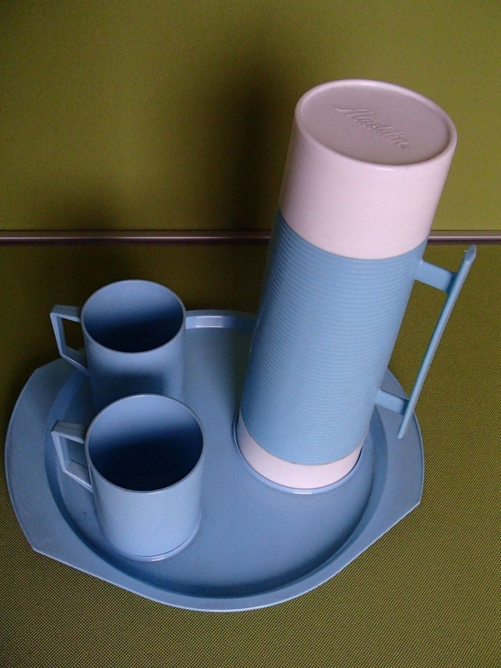 Tasses: hellblauer Thermos 2 Tassen & Tablett – D'occasion à Schöfflisdorf par pullux 2