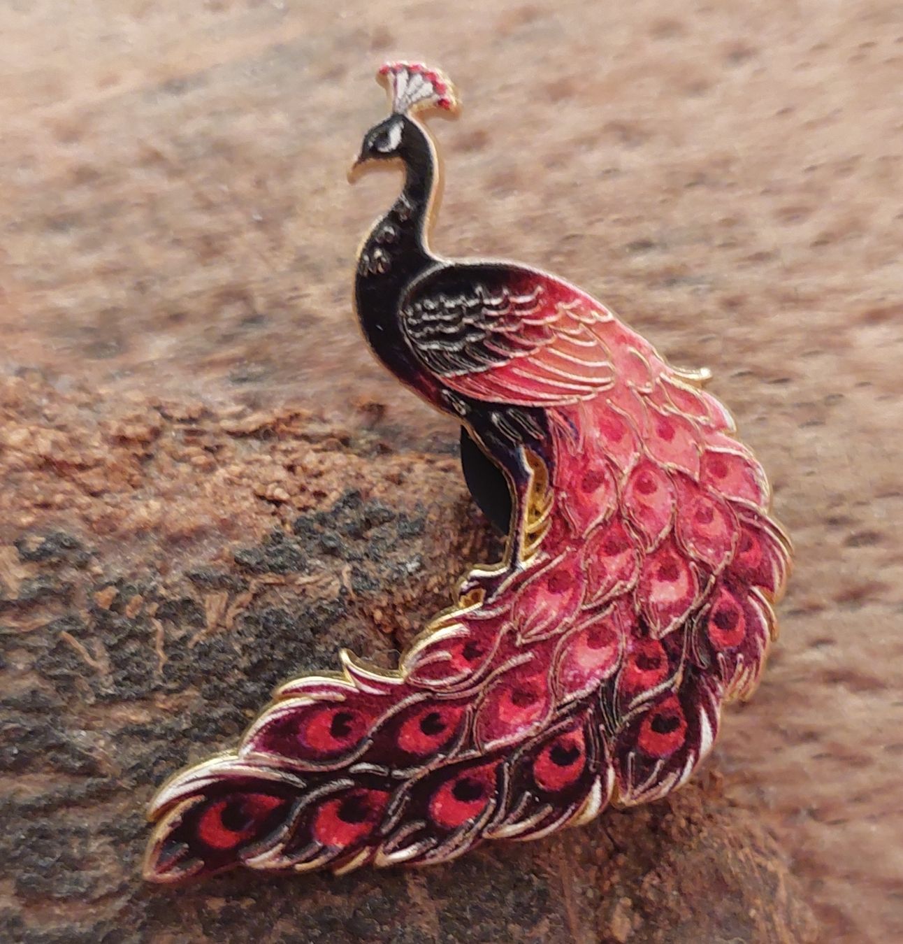 Plaketten & Abzeichen: Pfau Pin violett-rosa – Gebraucht aus Oberwil BL von Kukkaniitty