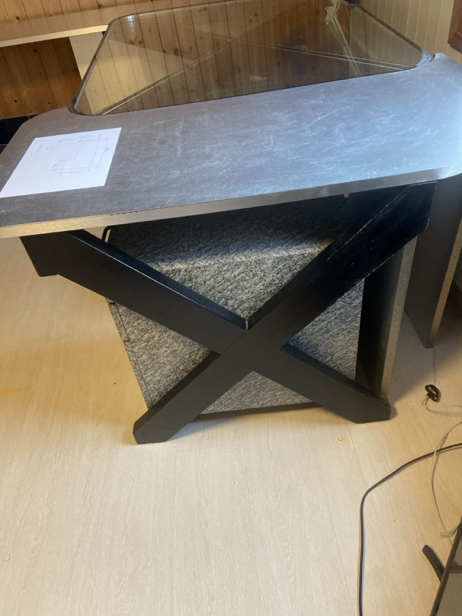 Scrivanie: Bürotisch mit SBB Zug Scheibe Unikat – Usato da Buchs SG venduto da JBetschart 1