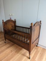 Antikes Kinderbett/ Stubenwagen aus Holz auf Rollen