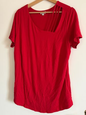 Rotes T-Shirt mit speziellem Ausschnitt, Gr. 46