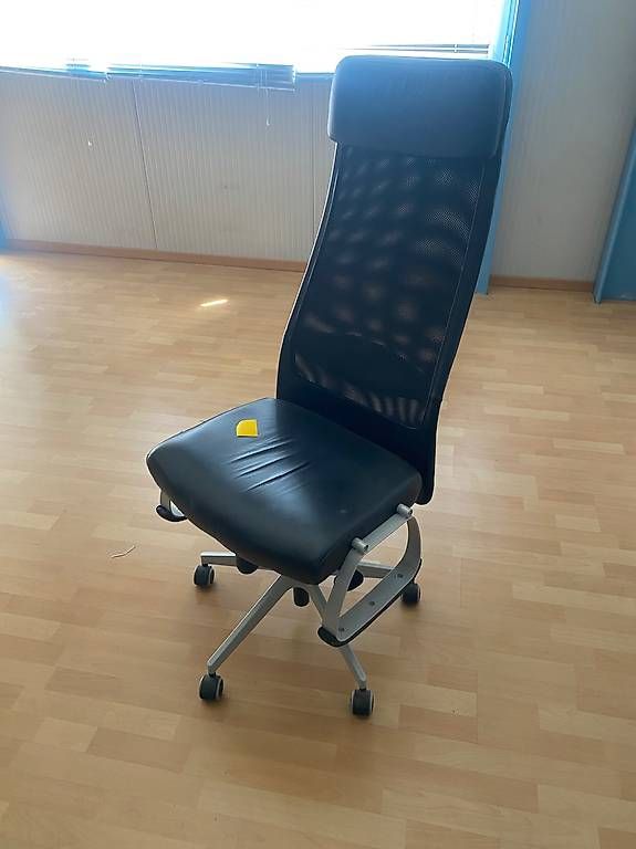 Chaises: Chaise a roulettes noire – D'occasion à Chamoson par a_laroyale
