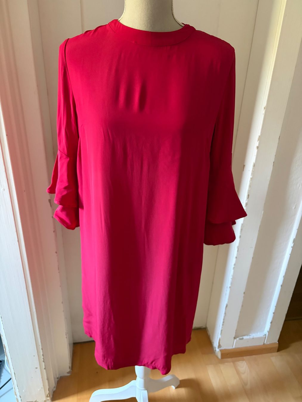 Vestiti: Schönes rotes Kleid von Second Female – Nuovo (secondo la descrizione) da Schaffhausen venduto da _queen_c