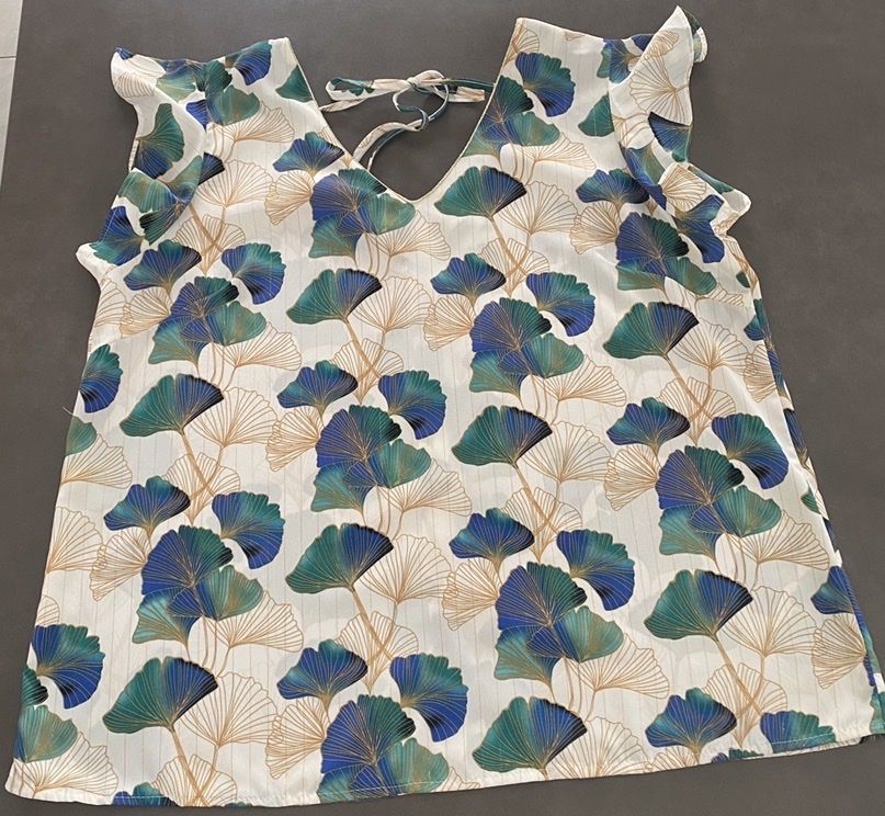 Tops: Top fluide écru motifs vert bleu avec lignes dorées  – Neu (gemäss Beschreibung) aus Granges VS von avm_mj7b