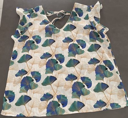 Top fluide écru motifs vert bleu avec lignes dorées 