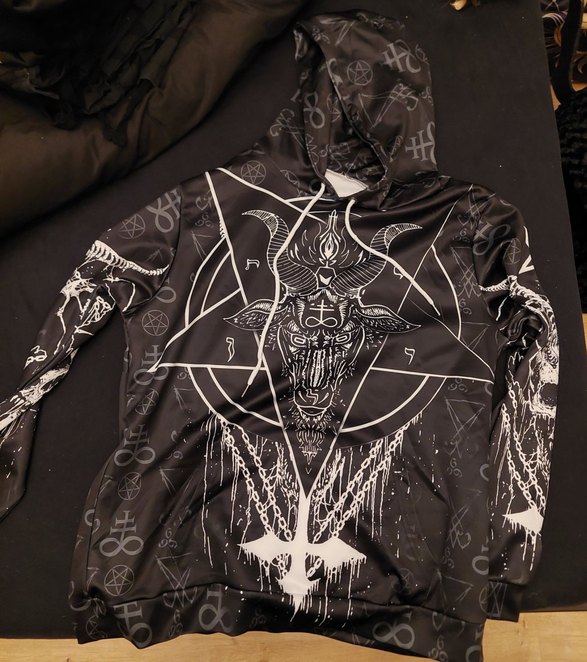 Pullover & Sweatshirts: Dünner Baphomet Kapuzenpulli – Gebraucht aus Uetendorf von lau_2vqn