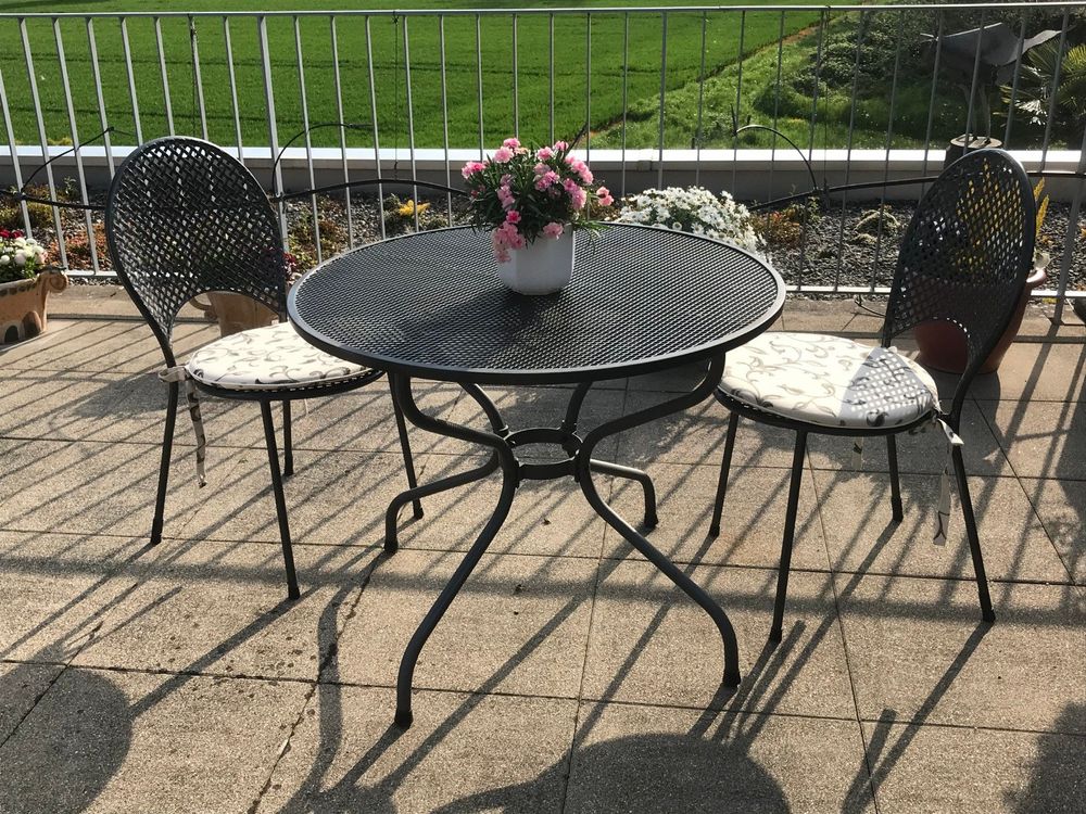 Gartentisch rund mit zwei Stühlen Kaufen auf Ricardo