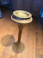 Vintage Aschenbecher auf antiker Messing-Säule