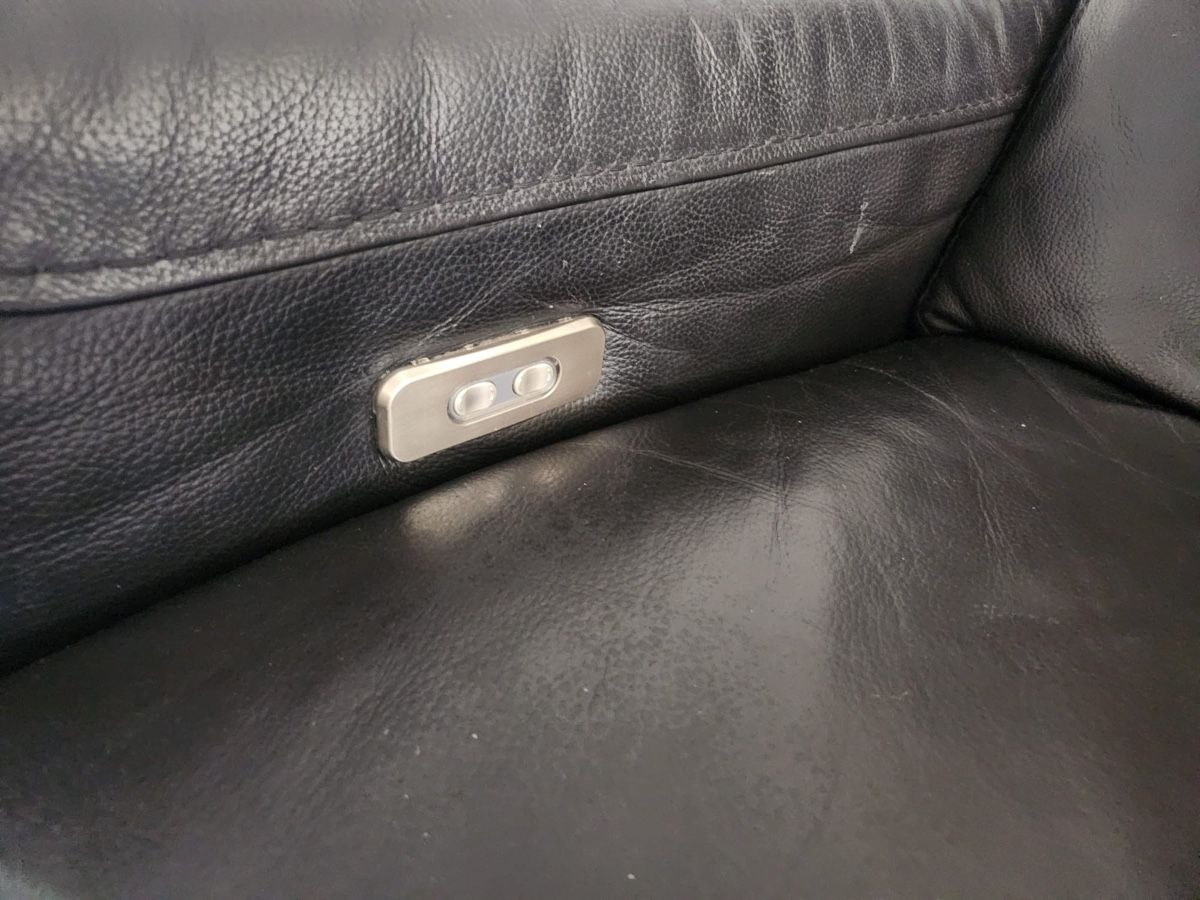Divani: Schwarzes Ecksofa aus Leder mit elektrisch verstellbarem Sit – Usato da Zollikerberg venduto da liliansperandio 1