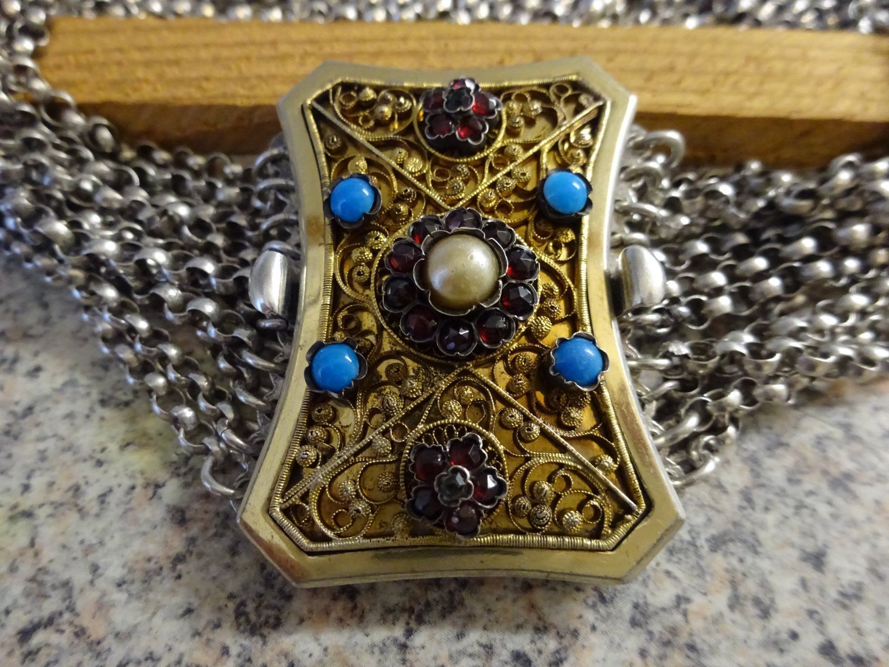 Catenine: Halsband / Bayern Dirndl – Usato da Esslingen venduto da FetteSchnecke 1