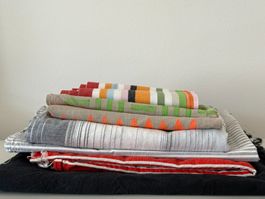 Stoffreste Streifen, bedruckt und leichte Batik