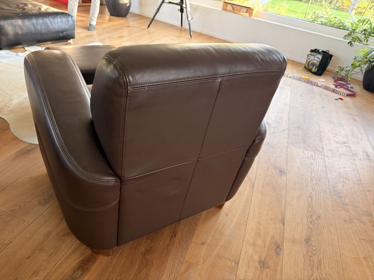 Poltrone: Ledersessel mit passendem Hocker dunkelbraun – Usato da Sirnach venduto da Iemiroc 3