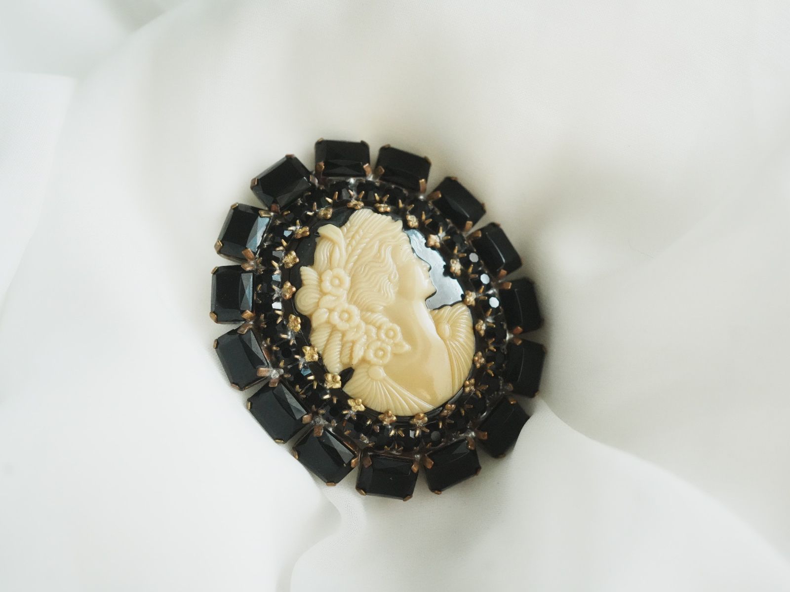 Spille & Fermagli: Grosse Vintage Cameo Brosche mit schwarzen Strasssteinen – Usato da Volketswil venduto da HeredisAntiques