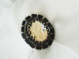 Grosse Vintage Cameo Brosche mit schwarzen Strasssteinen