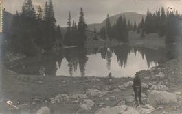 Lago alpino con riflessi degli abeti (Freiburg)