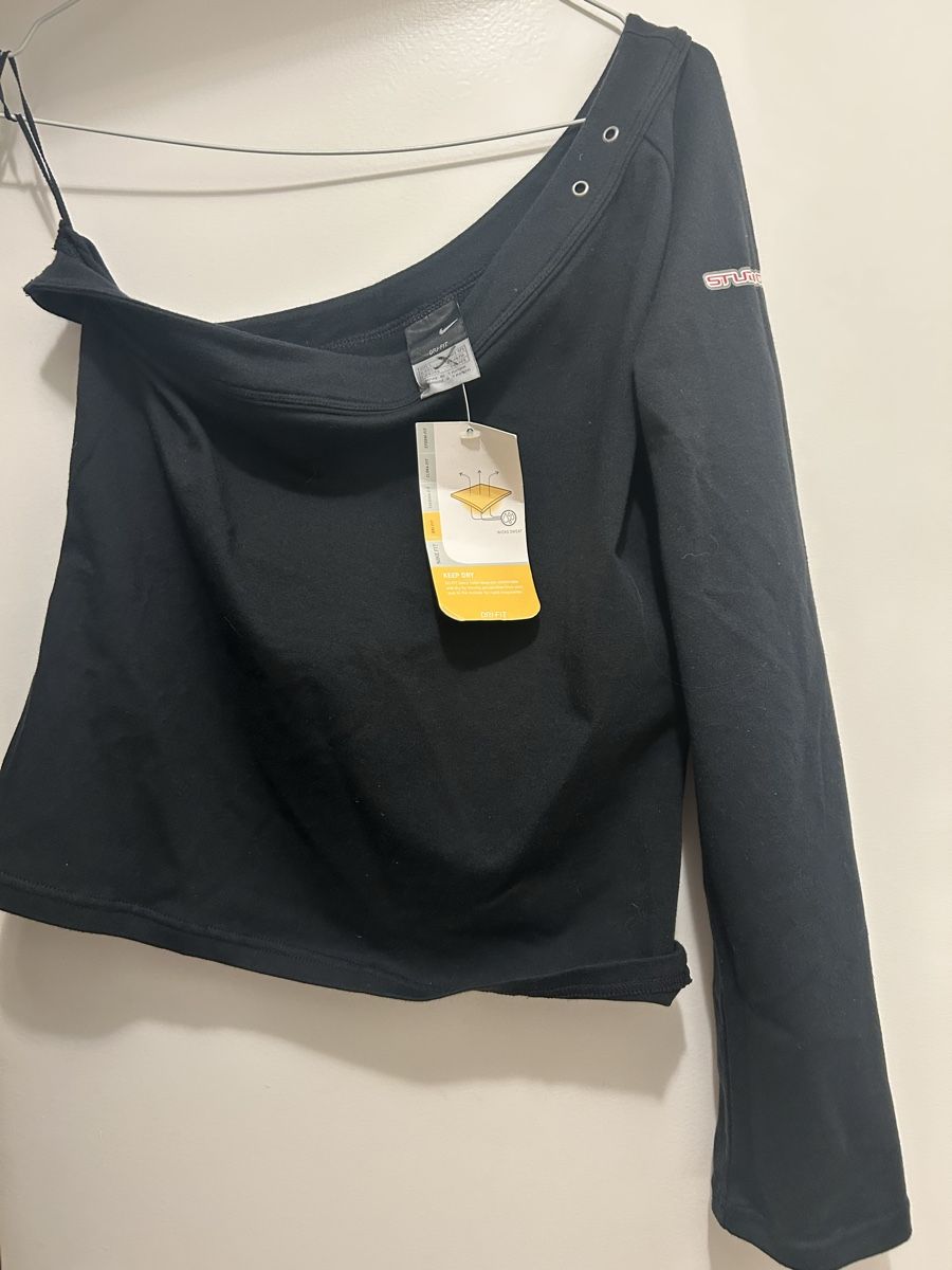 Nike Top: Nike Studio Black One Shoulder Top, Size Large NWT – Nuovo e nell'imballaggio originale da Zürich venduto da sel_tvq7 3
