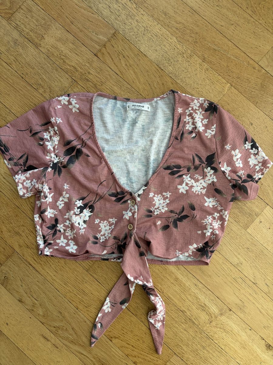Pull&Bear Top: Pull&Bear Crop Top à Fleurs - Parfait pour l'été! – Usato da Martigny venduto da O96 1