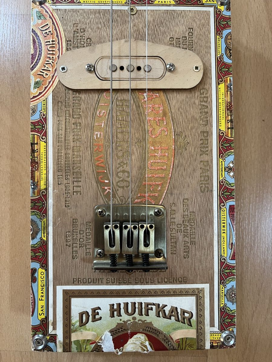 Strumenti musicali: Cigar box guitar – Usato da Corcelles NE venduto da Yabo 5