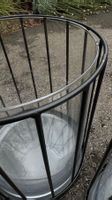2 Windlichter aus schwarzem Metall und Glas