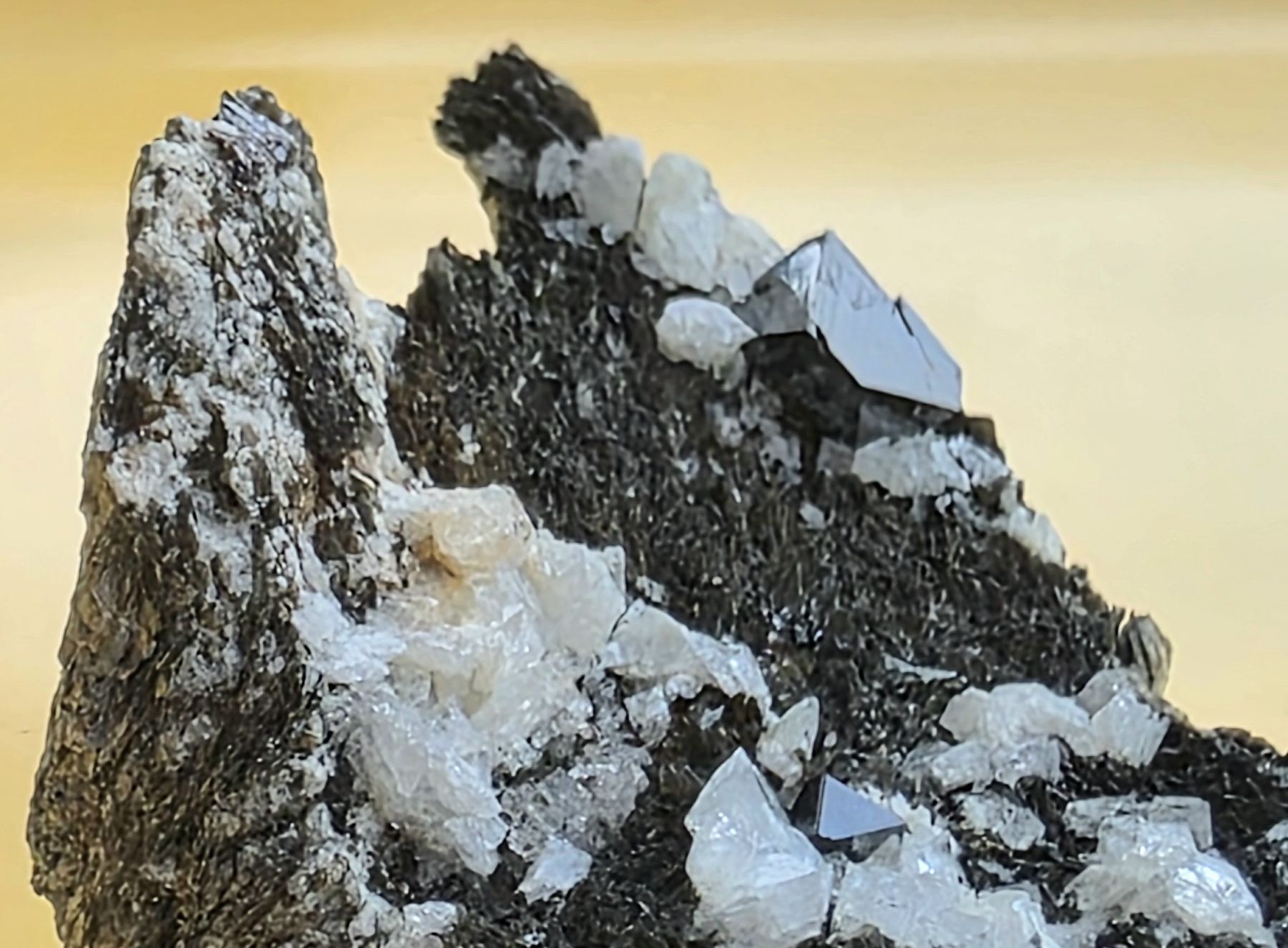 Minerali & Pietre curative: 4x Binntal Spezis. Magnetit - Rutil Pseudomorphose. Calzit. – Usato da Glis venduto da nbu_65ys