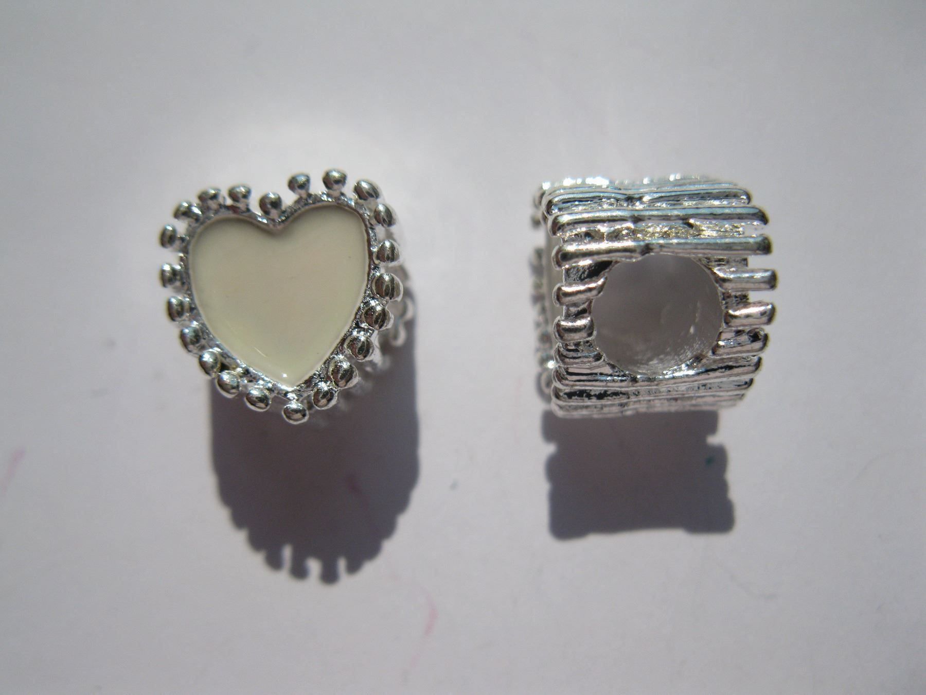 Perle (finte): 2 Metallperlen, Grosslochperlen Beads Herz, versilbert weiss – Nuovo e nell'imballaggio originale da St. Margarethen TG venduto da LuanaKa 1