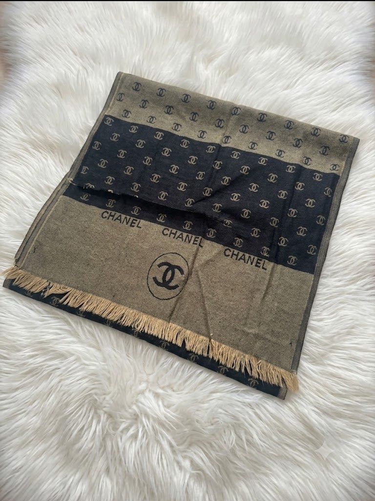 Chanel Foulards, Tücher & Schals: CHANEL BEAUTÉ Schal / Plaid mit CC-Monogramm – Gebraucht aus Dörflingen von Raskan