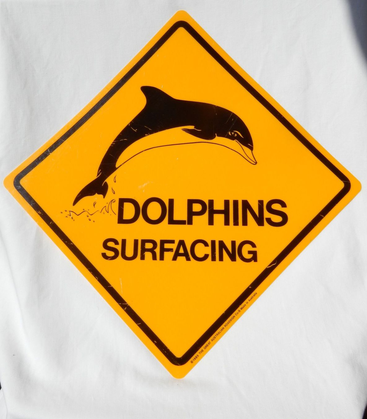Insegne: **GROSSES AUSTRALISCHES SCHILD "DOLPHINS SURFACING"** – Usato da Zürich venduto da Holzbolzen
