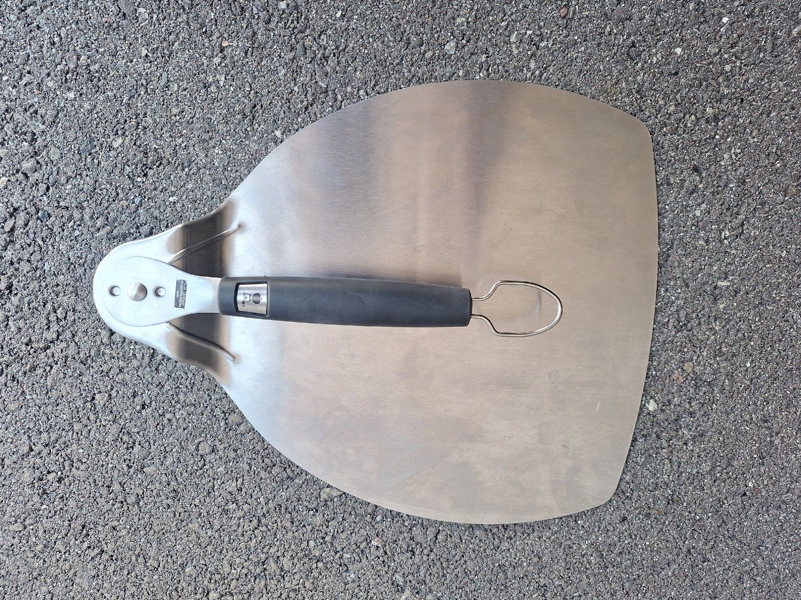 Weber Four à pizza: Pelle à pizza Weber – D'occasion à Saxon par micand1932 2