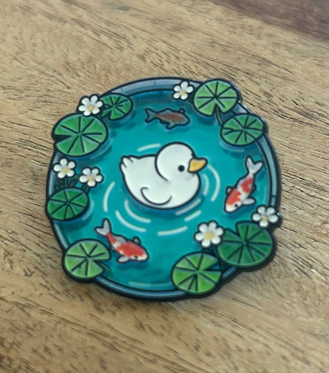 Placchette & Badge: Pin Ente Teich – Nuovo e nell'imballaggio originale da Geneve venduto da vane267