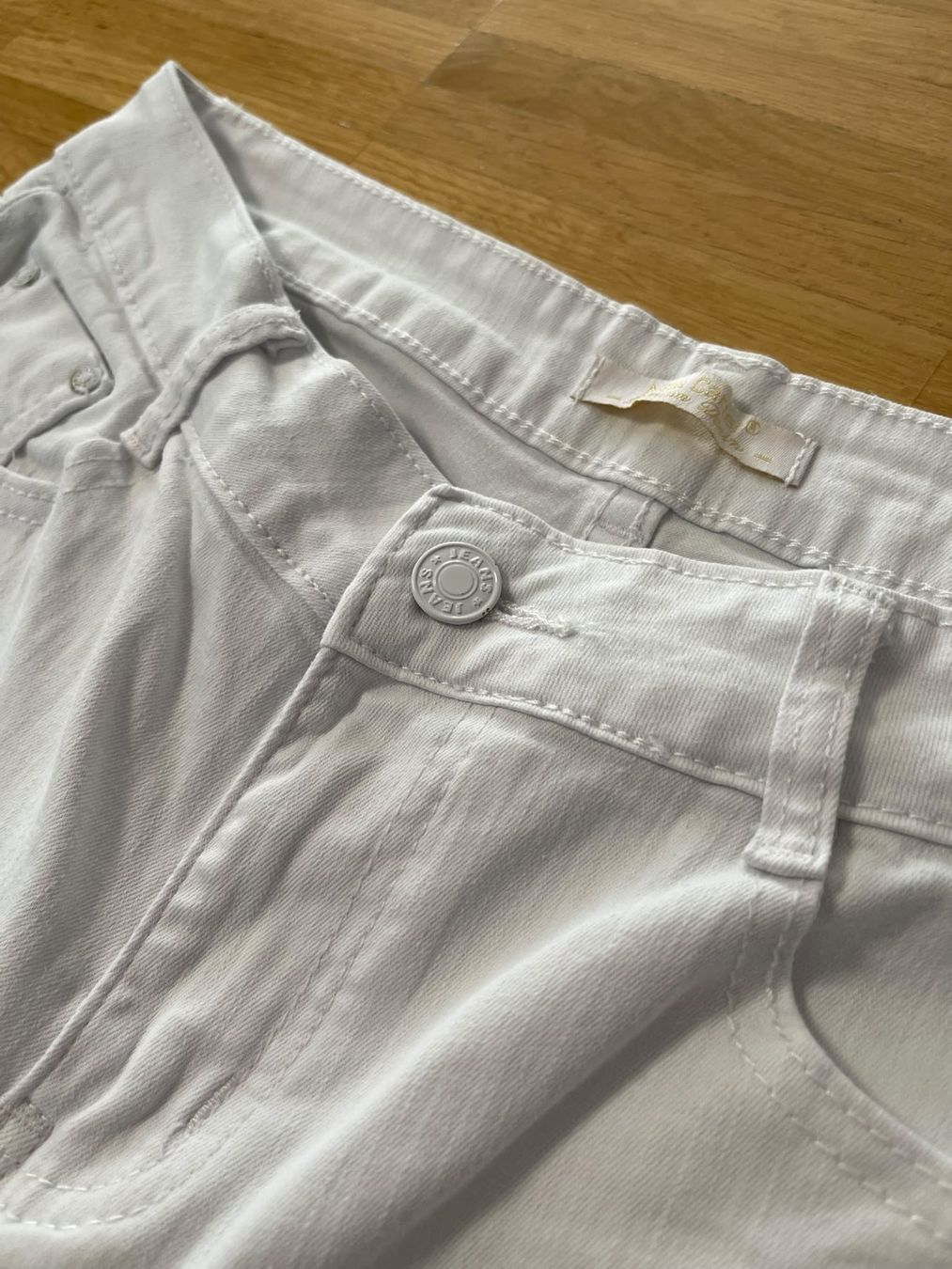 Pantaloni: WEISSE CAPRIHOSE, GRÖSSE L/40 – Usato da Uster venduto da v.santos 2
