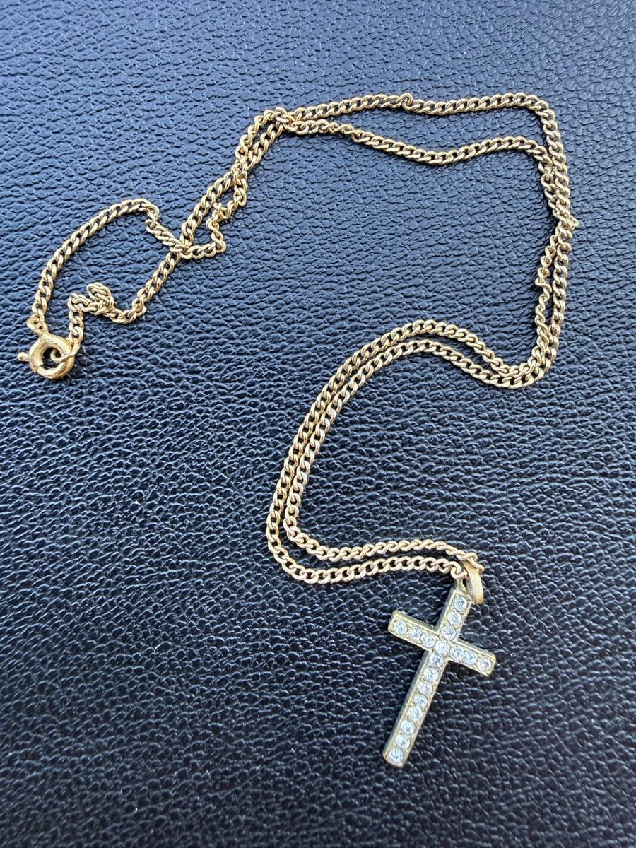 Ketten: Pendentif croix dorée strassé  avec chaînette – Gebraucht aus Les Bayards von aout 2