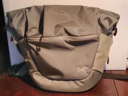Arc'teryx Mistral Shoulder Bag. grüngrau pink Sporttasche