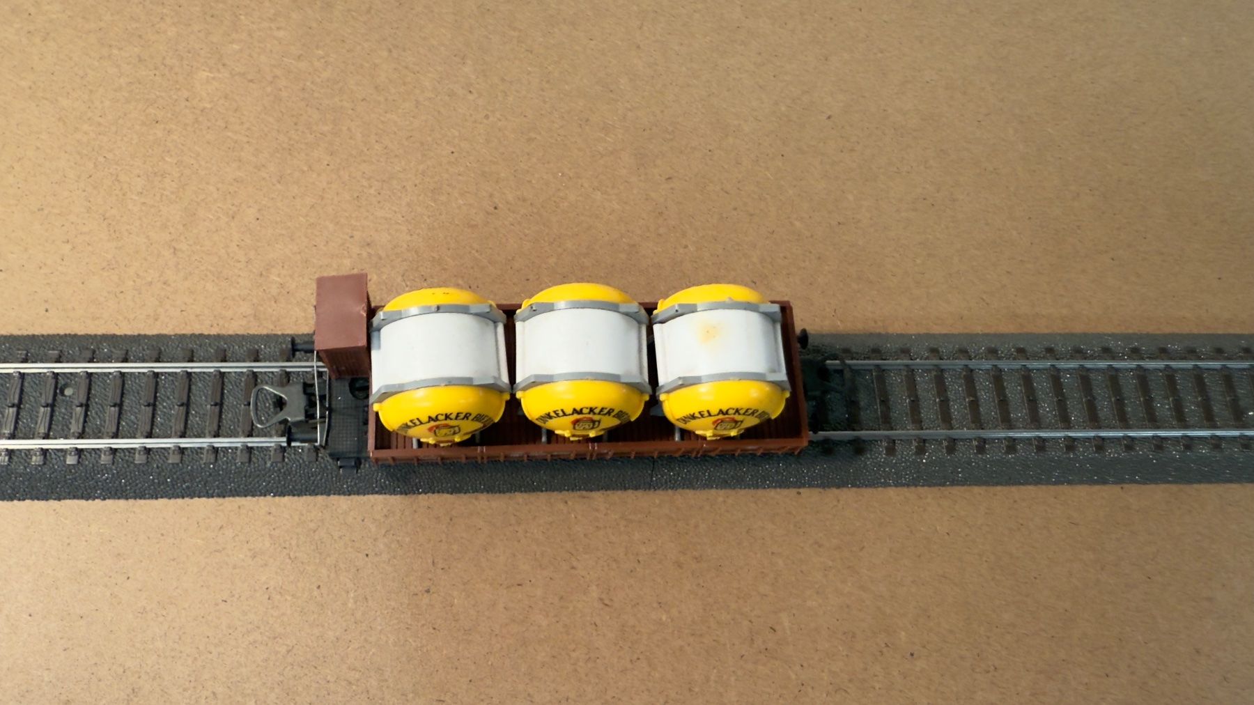 Lima Modellini di ferrovie: Lima H0 Bierwagen mit Dinkelacker Bier Fässer H0 / DC – Usato da Schlieren venduto da rat_lq6b 6